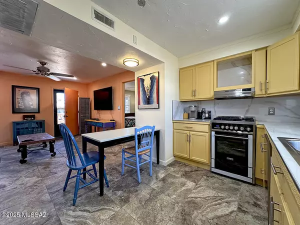 Green Valley, AZ 85614,480 S Paseo Lobo  #B