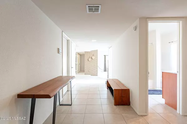 Tucson, AZ 85718,5658 N Calle De La Reina