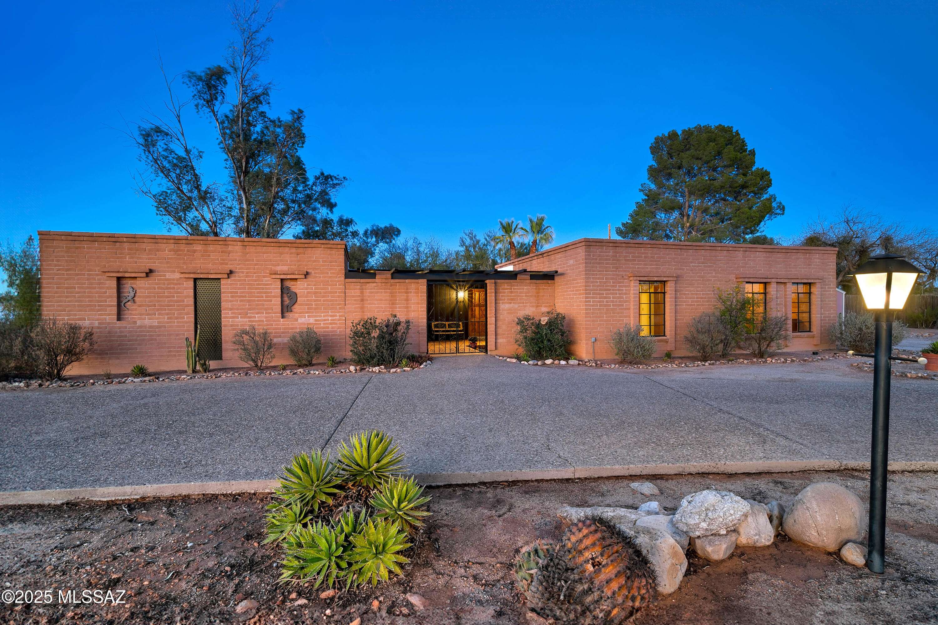 6700 N Amahl Drive, Tucson, AZ 85704