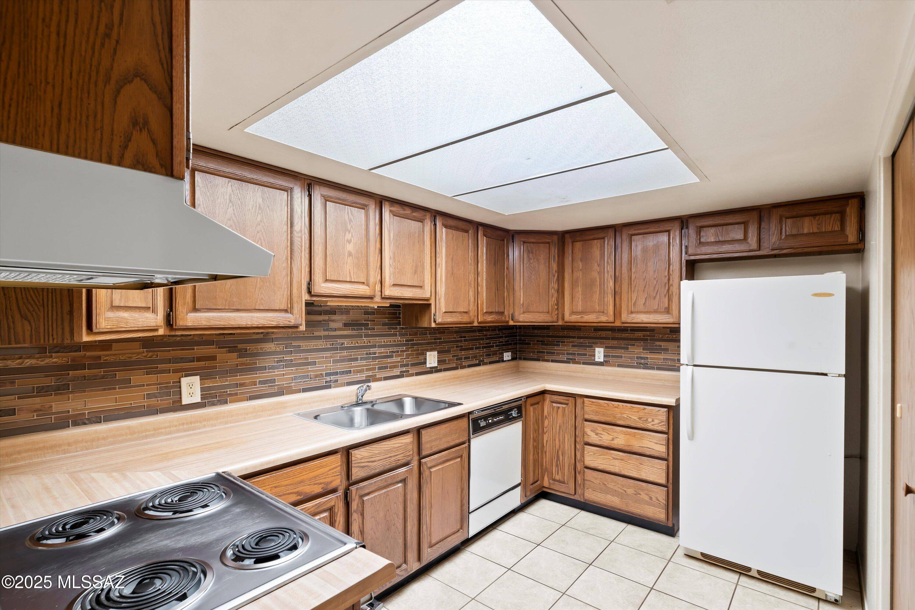 Tucson, AZ 85712,1949 N Swan Road #32