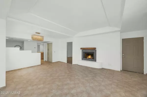 Tucson, AZ 85718,1200 E River Road #G-83