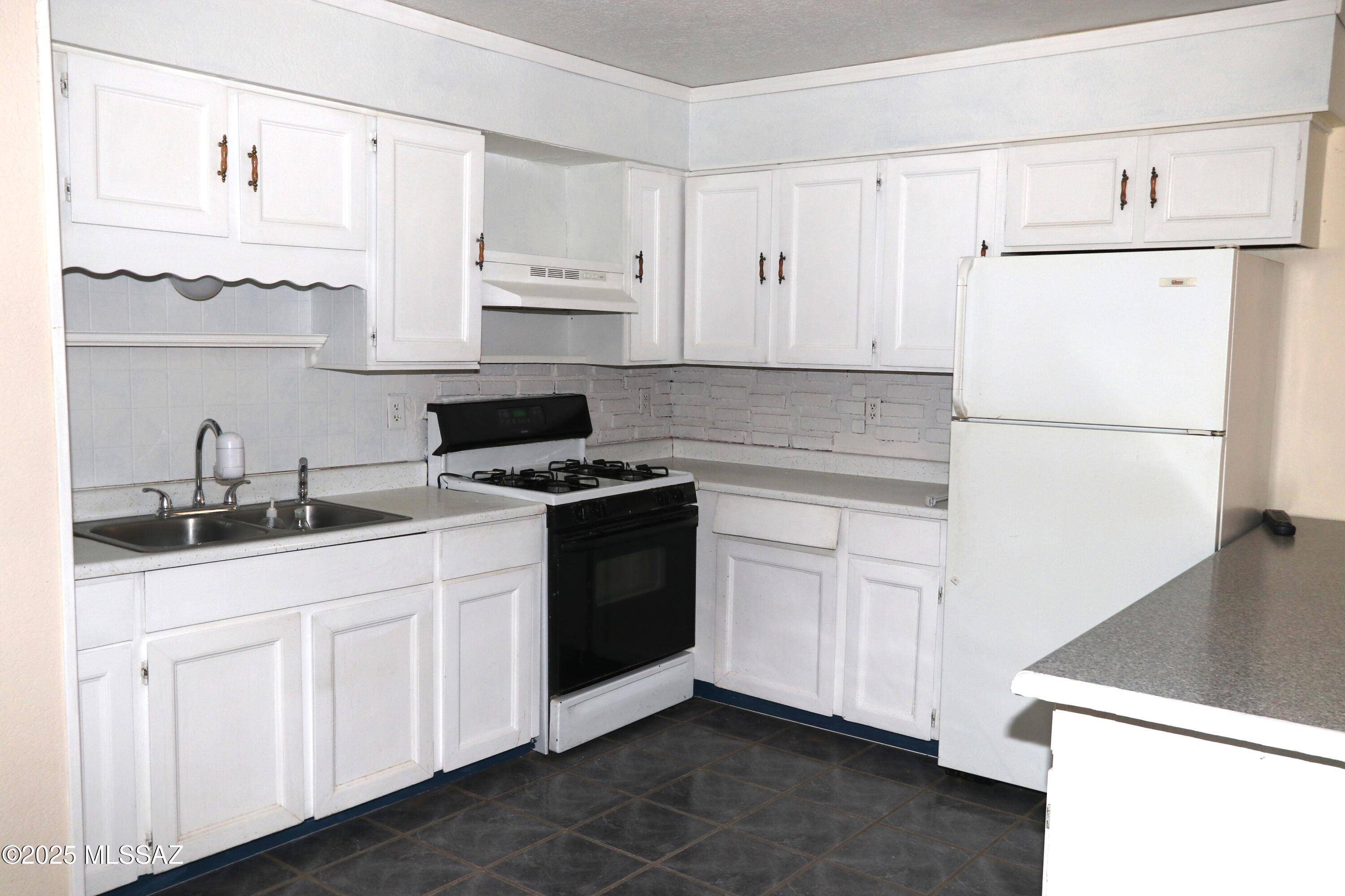 Benson, AZ 85602,754 E Country Club Drive