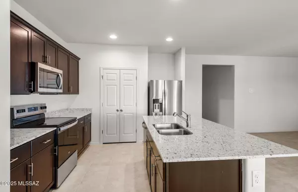 Sahuarita, AZ 85629,864 W Calle El Teclado