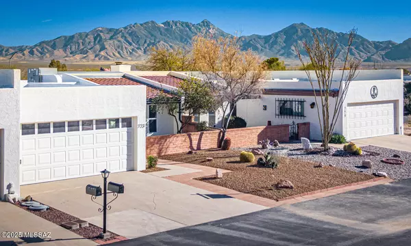 723 S Camino del Monte,  Green Valley,  AZ 85614