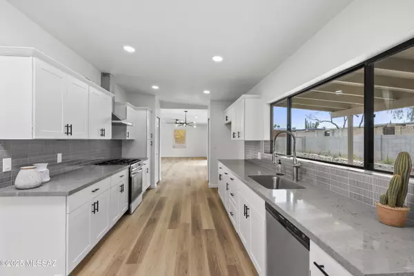7642 E Waverly Street,  Tucson,  AZ 85715