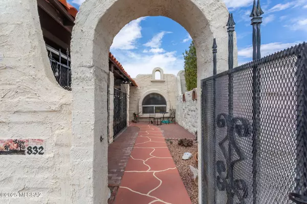 832 W Calle Del Regalo W, Green Valley, AZ 85614