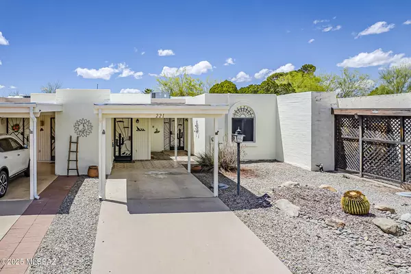 221 N Calle Del Lago, Green Valley, AZ 85614