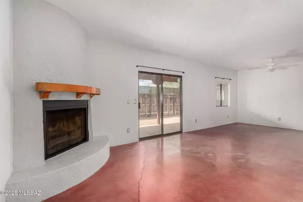 Tucson, AZ 85712,1949 N Swan Road #25