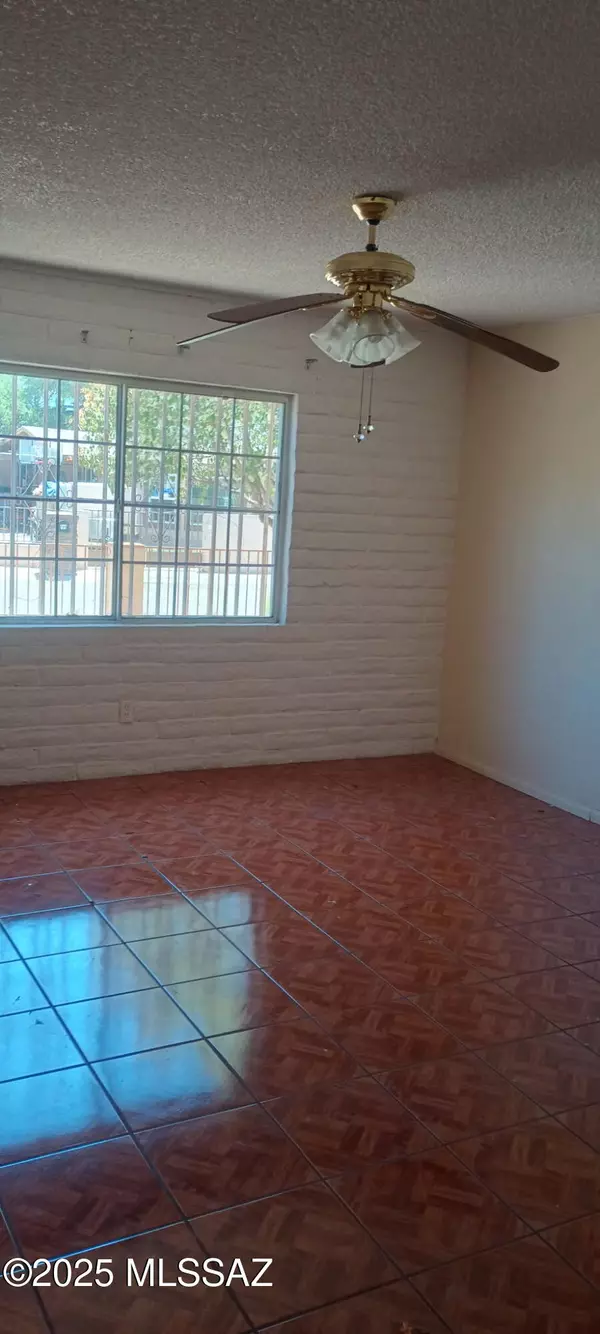 Nogales, AZ 85621,379 E Calle Guadalupe