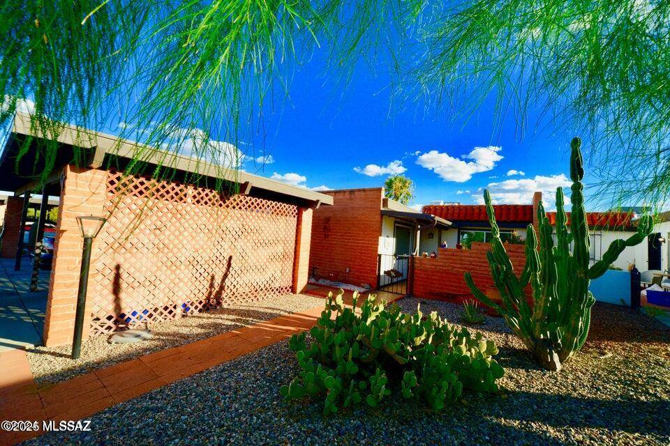 Green Valley, AZ 85614,325 W Camino Del Sonador