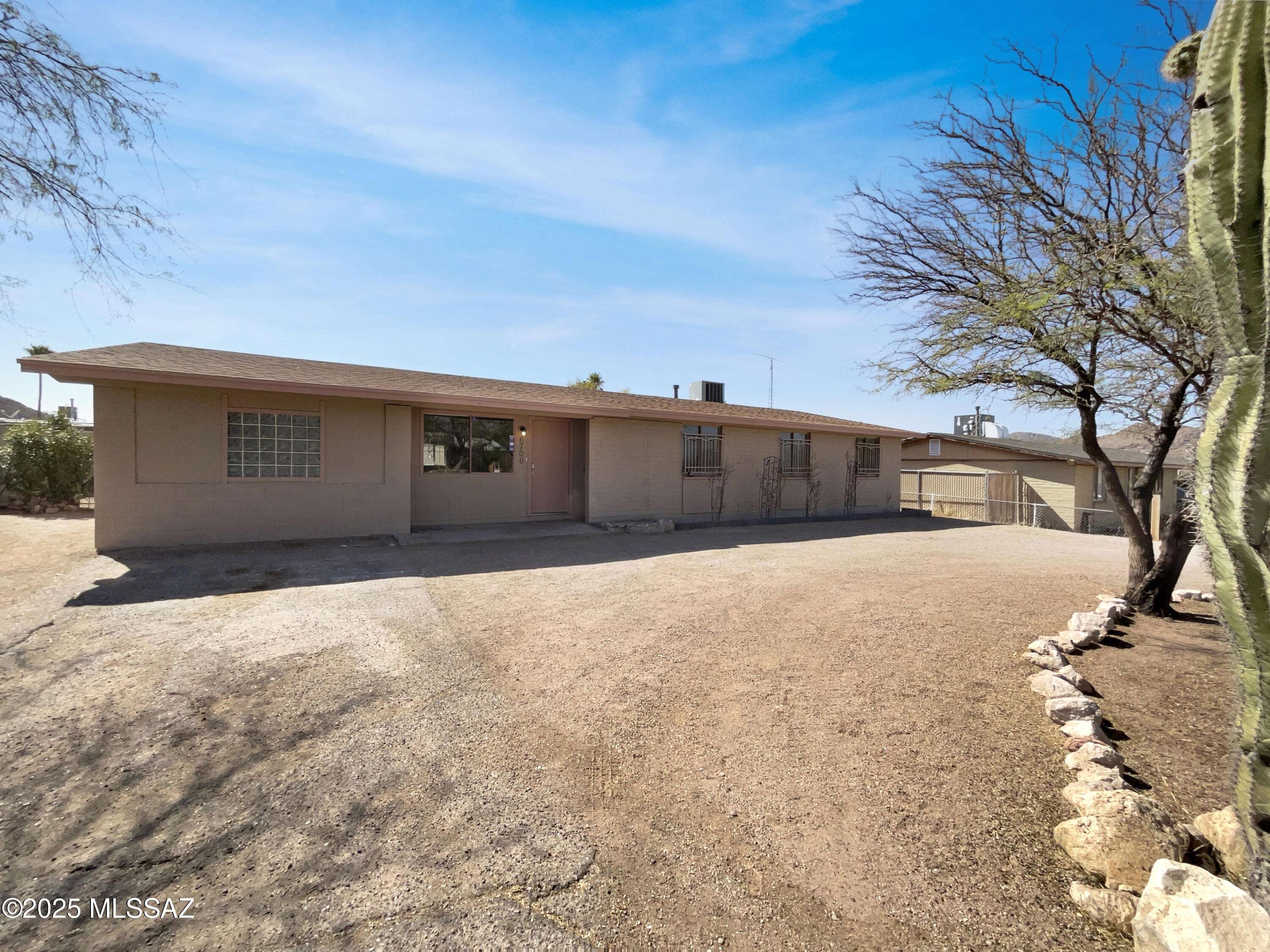 6760 S Calle Gavilan, Tucson, AZ 85746