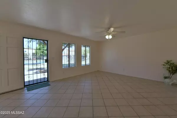 Tucson, AZ 85715,6541 E Calle La Paz  #A