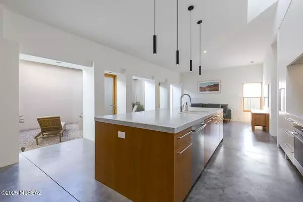 592 S 9th Avenue, Tucson, AZ 85701