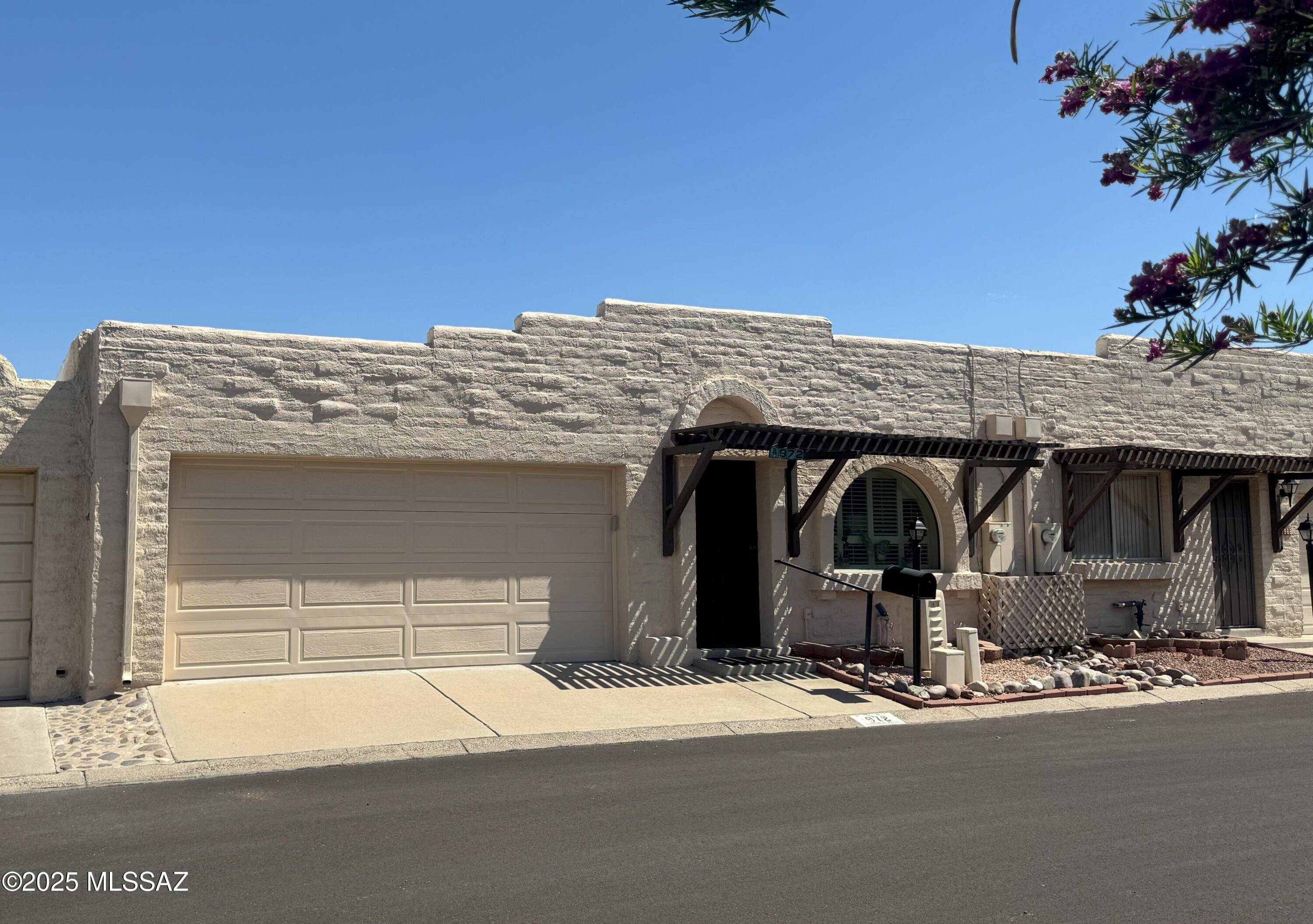 972 W Pinaleno Lane, Tucson, AZ 85704
