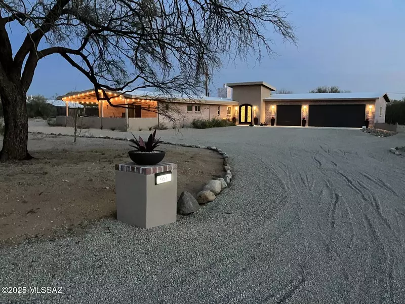 951 W Samalayuca Drive, Tucson, AZ 85704