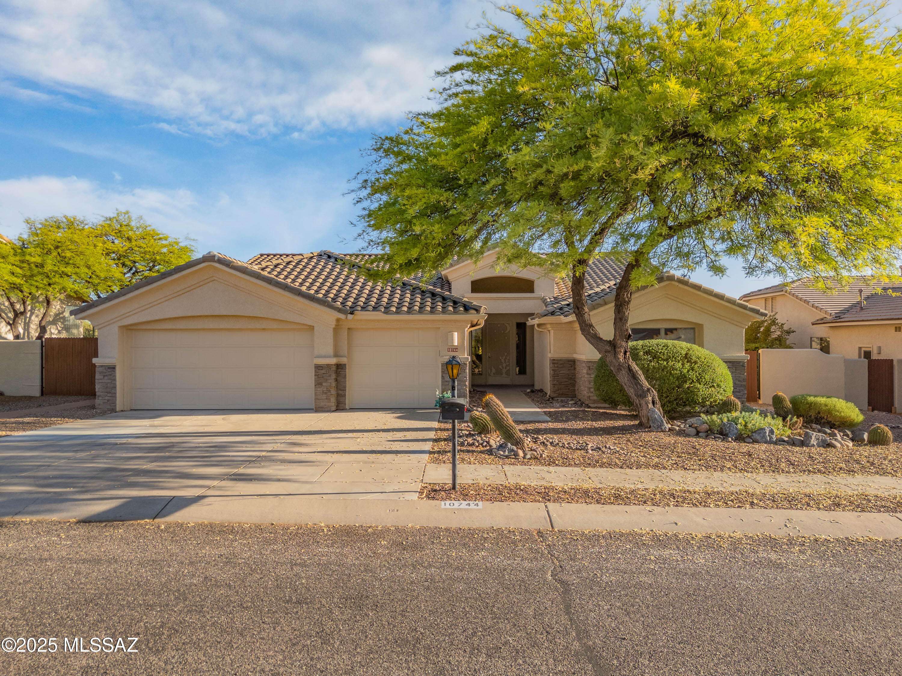 10744 E Mica Meadow Drive, Tucson, AZ 85748