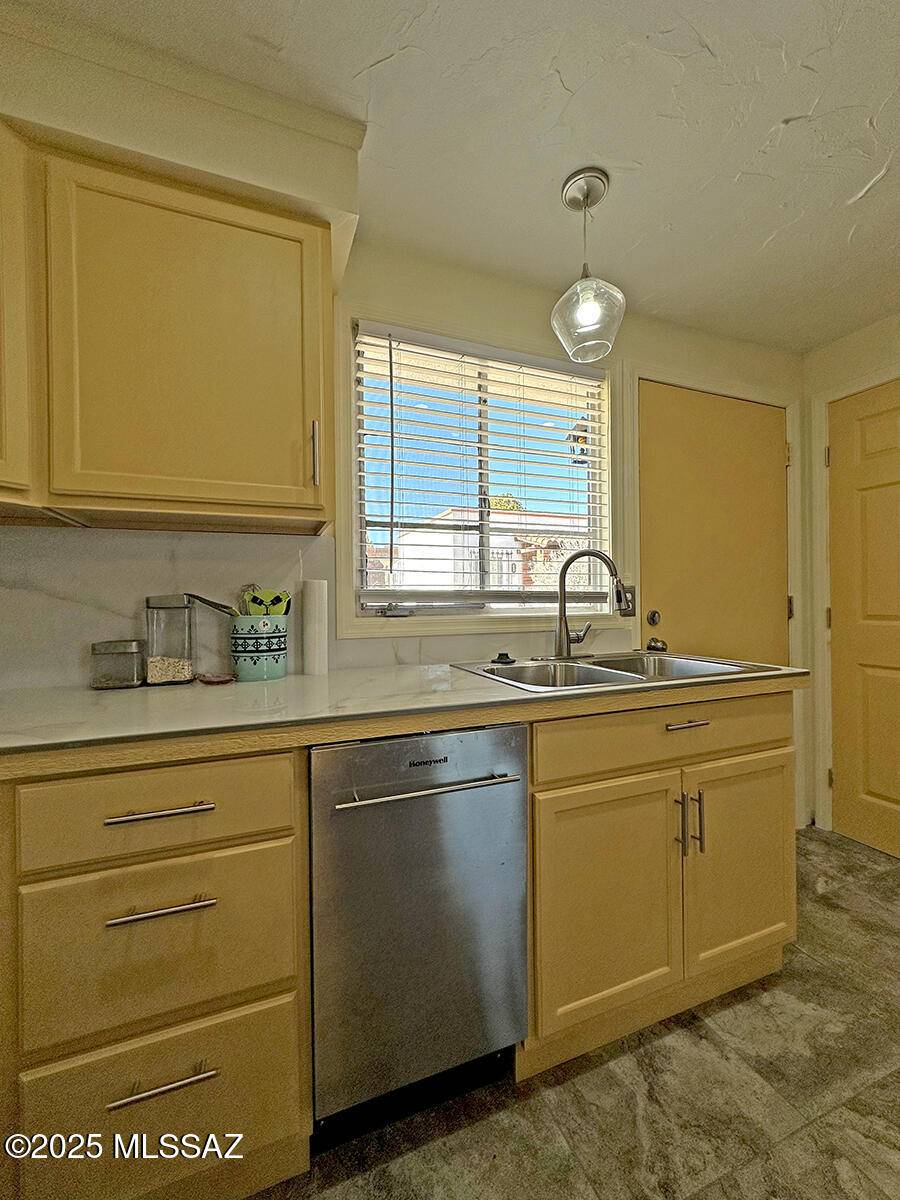 Green Valley, AZ 85614,480 S Paseo Lobo  #B