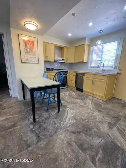 Green Valley, AZ 85614,480 S Paseo Lobo  #B