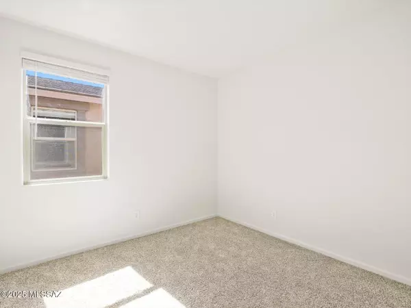 9883 N Solstice Avenue, Tucson, AZ 85743