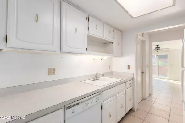 Green Valley, AZ 85614,381 N Camino Del Vate