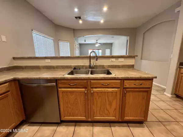 Tucson, AZ 85710,1067 S Speckled Stone Way