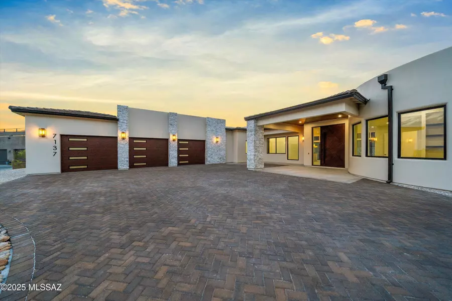 7137 N Thunderhead Drive, Tucson, AZ 85718