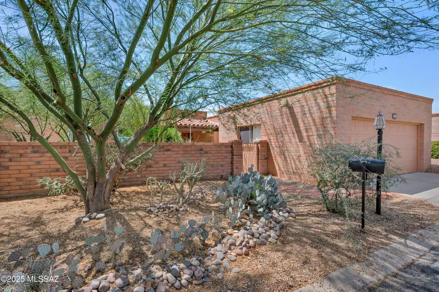 1545 W Calle Hacienda, Green Valley, AZ 85622