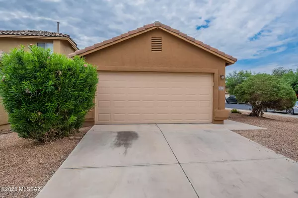 555 W Cedar Chase Drive, Green Valley, AZ 85614