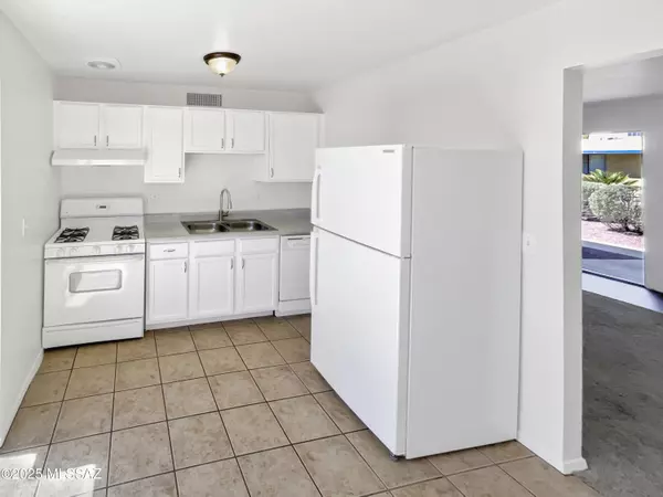 Tucson, AZ 85745,350 N Silverbell Road #APT 8