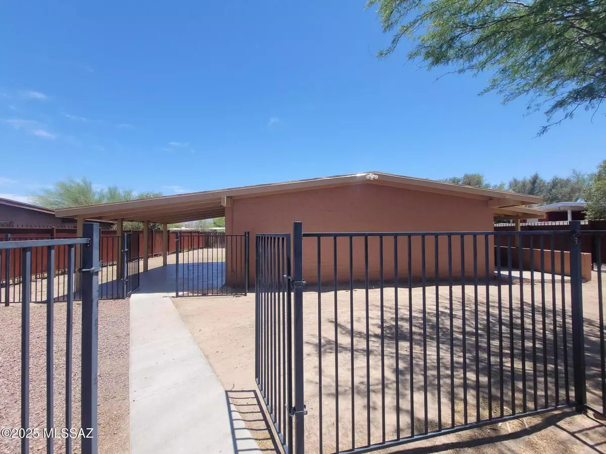 Tucson, AZ 85745,702 N Silverbell Road