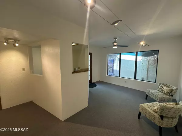 Tucson, AZ 85711,927 N Swan Road