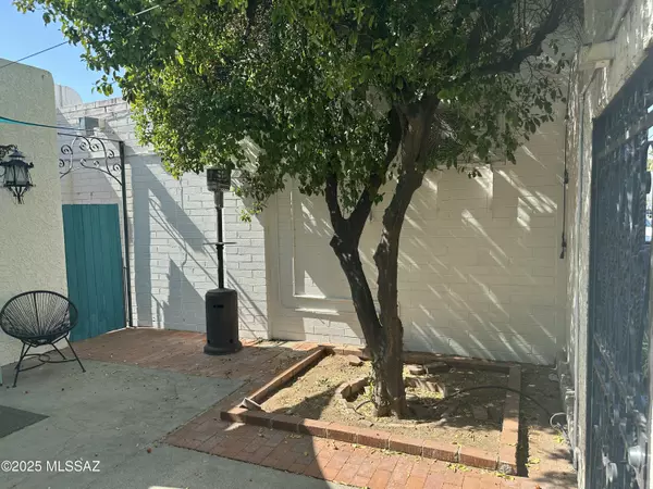 Tucson, AZ 85711,927 N Swan Road