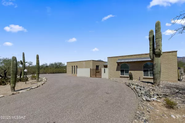 8945 E Chof Ovi Drive, Tucson, AZ 85749