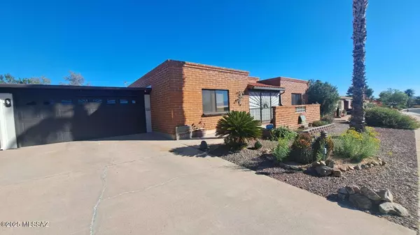 157 E El Limon, Green Valley, AZ 85614