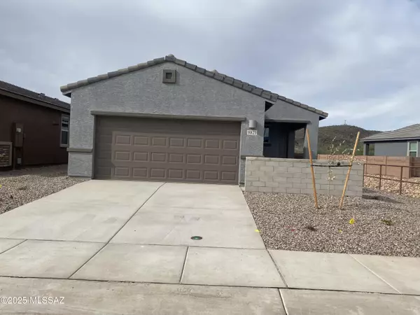 9821 N Summerstone Avenue, Tucson, AZ 85743