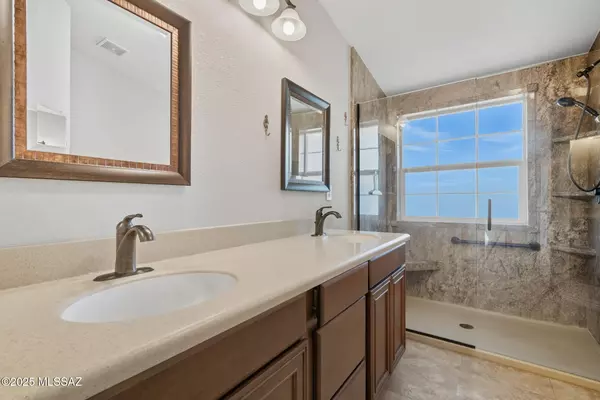 5000 E Grant Road #207, Tucson, AZ 85712