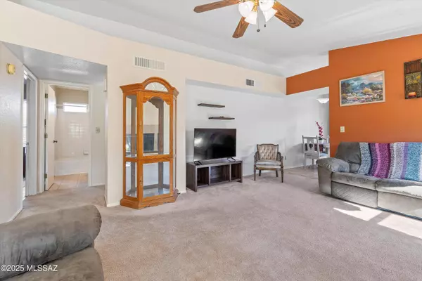 Tucson, AZ 85742,9422 N Albatross Drive