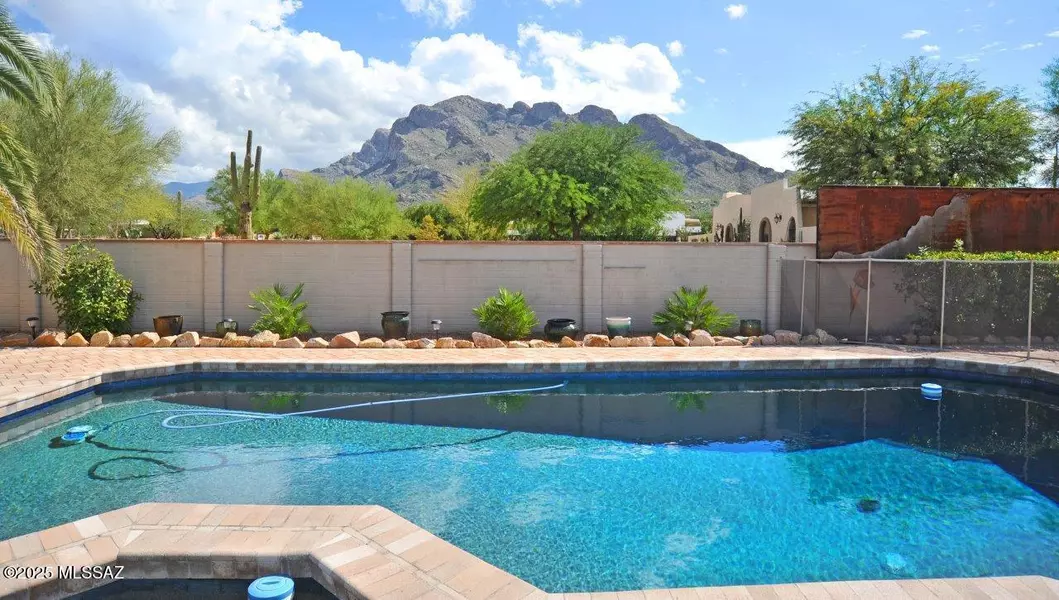 323 W Meadowbrook Drive, Oro Valley, AZ 85704