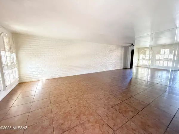 570 W Calle Lindero, Tucson, AZ 85704