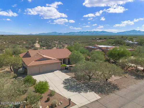 1017 E Josephine Saddle Place, Green Valley, AZ 85614