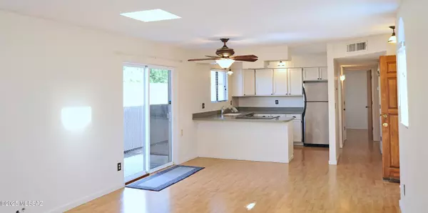 Tucson, AZ 85719,945 E Desert Parkway