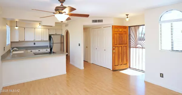 Tucson, AZ 85719,945 E Desert Parkway