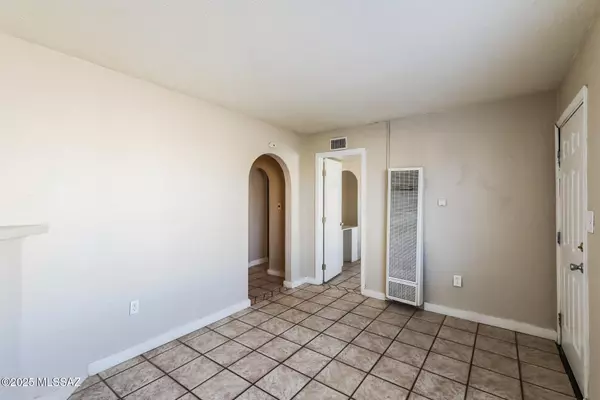 Tucson, AZ 85705,302 W Flores Street #11