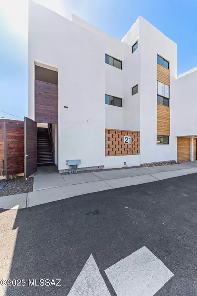 21 W Lalo Way, Tucson, AZ 85701