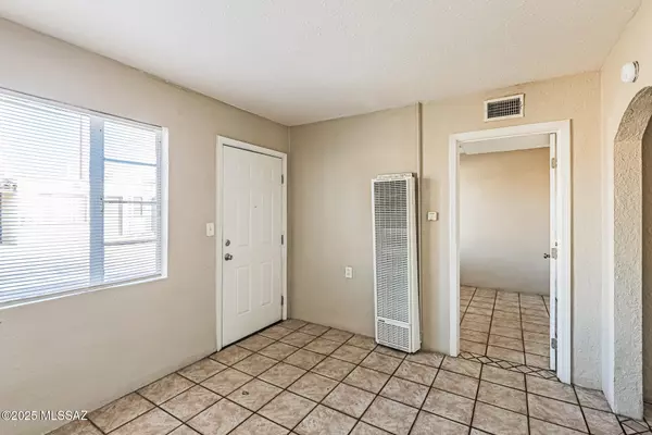 Tucson, AZ 85705,302 W Flores Street #12