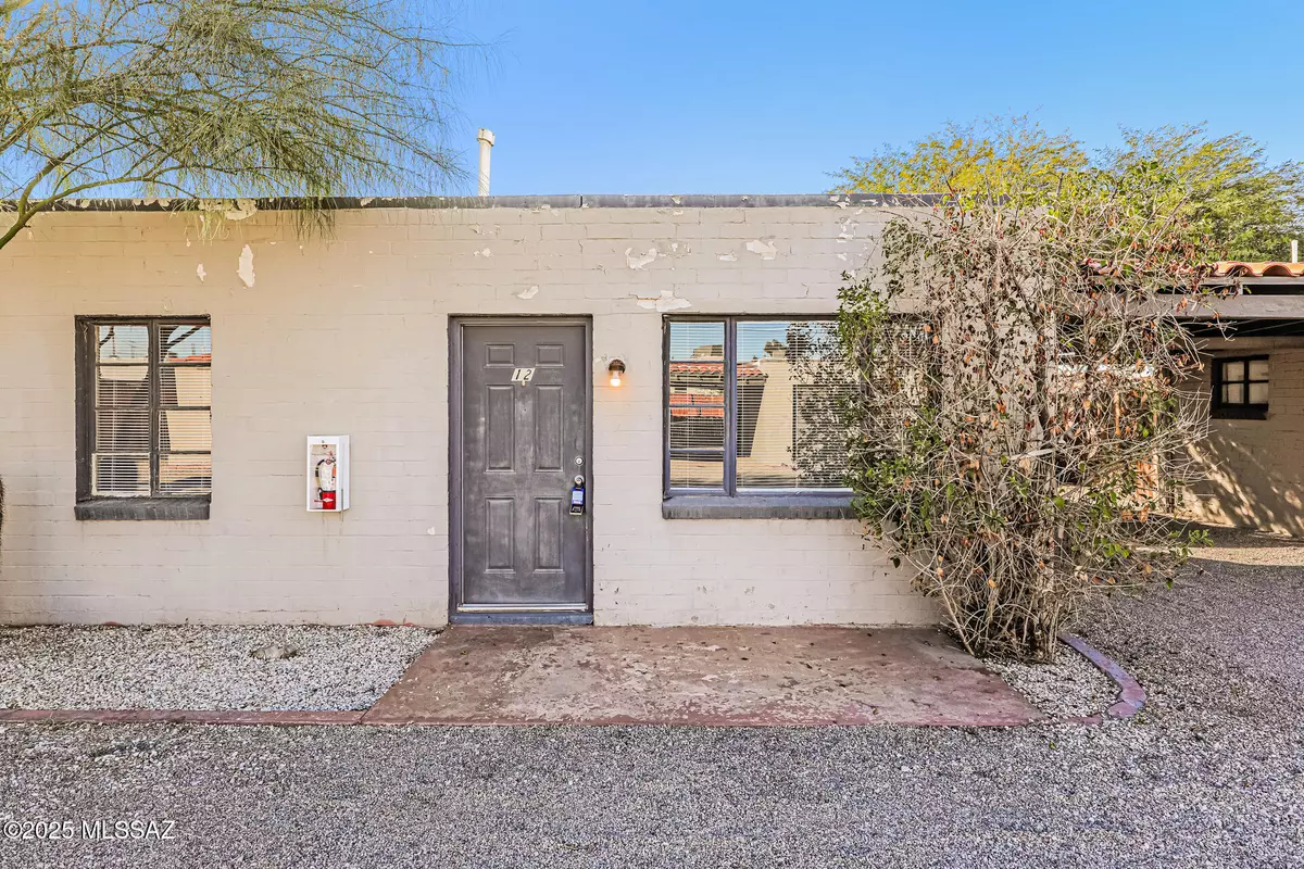 Tucson, AZ 85705,302 W Flores Street #12