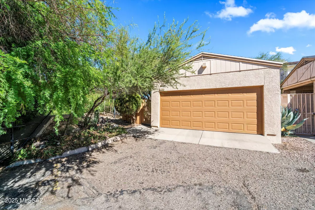 Tucson, AZ 85745,2596 N Ironwood Ridge Drive