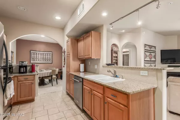 Tucson, AZ 85718,2550 E River Road #11201