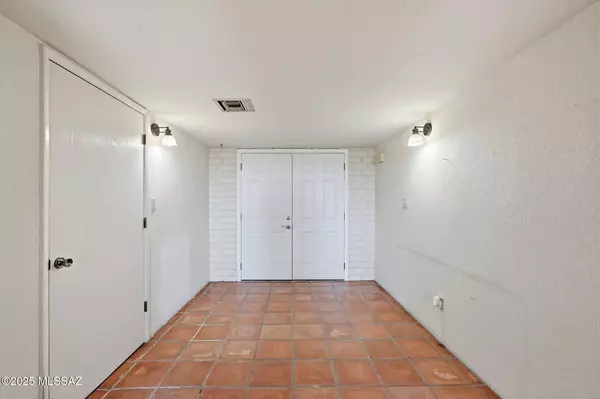 Tucson, AZ 85704,209 E River Road