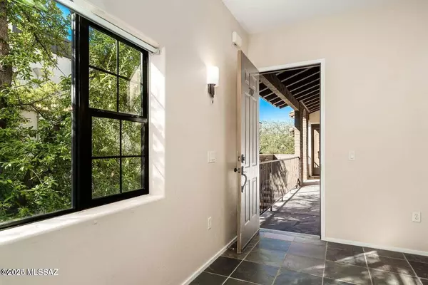 Tucson, AZ 85718,2010 E River Road #202